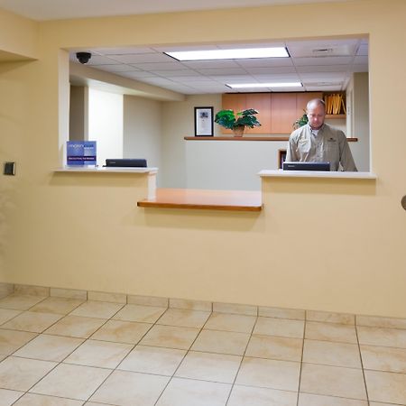 Candlewood Suites Milwaukee Brown Deer, An Ihg Hotel Интерьер фото