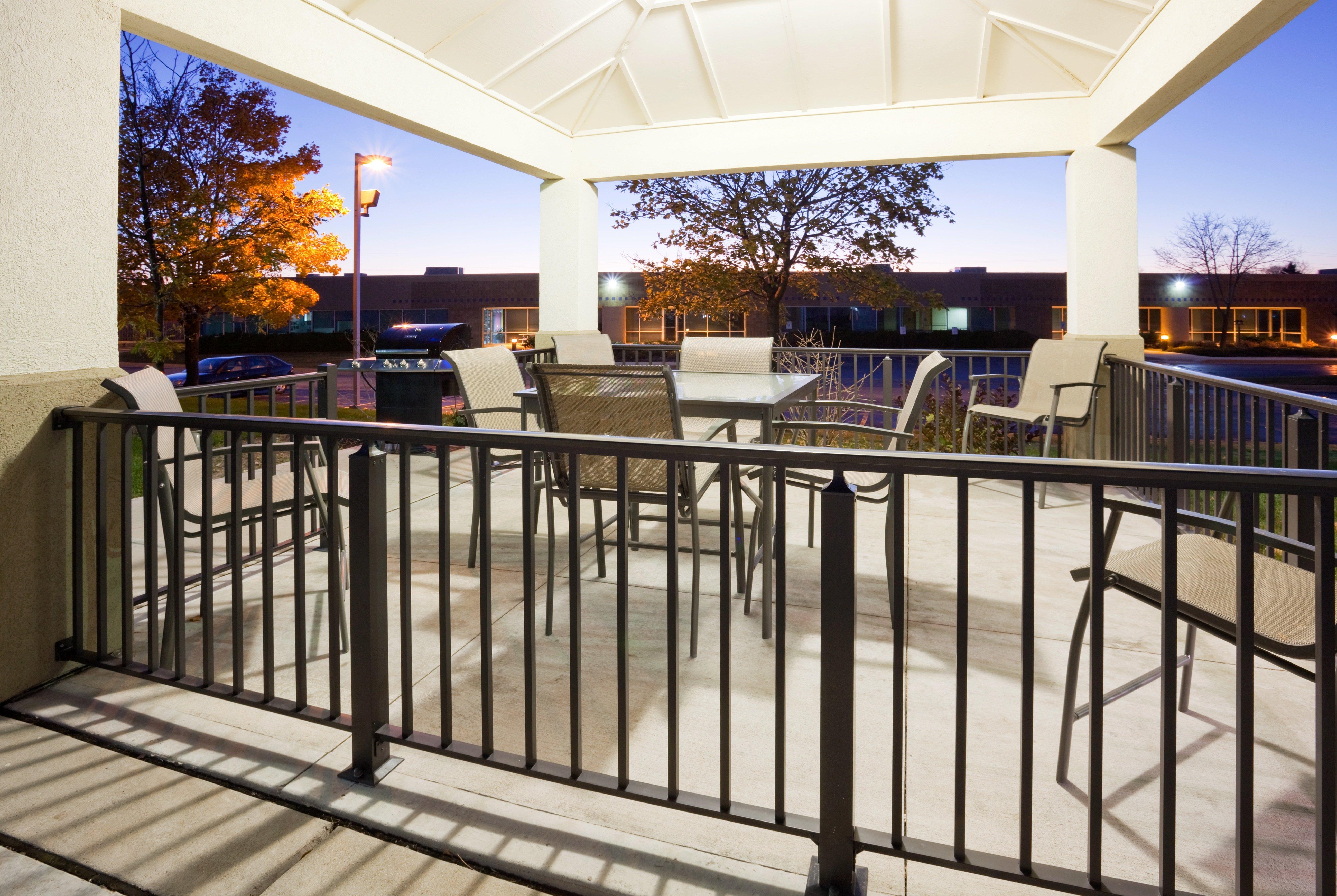 Candlewood Suites Milwaukee Brown Deer, An Ihg Hotel Экстерьер фото
