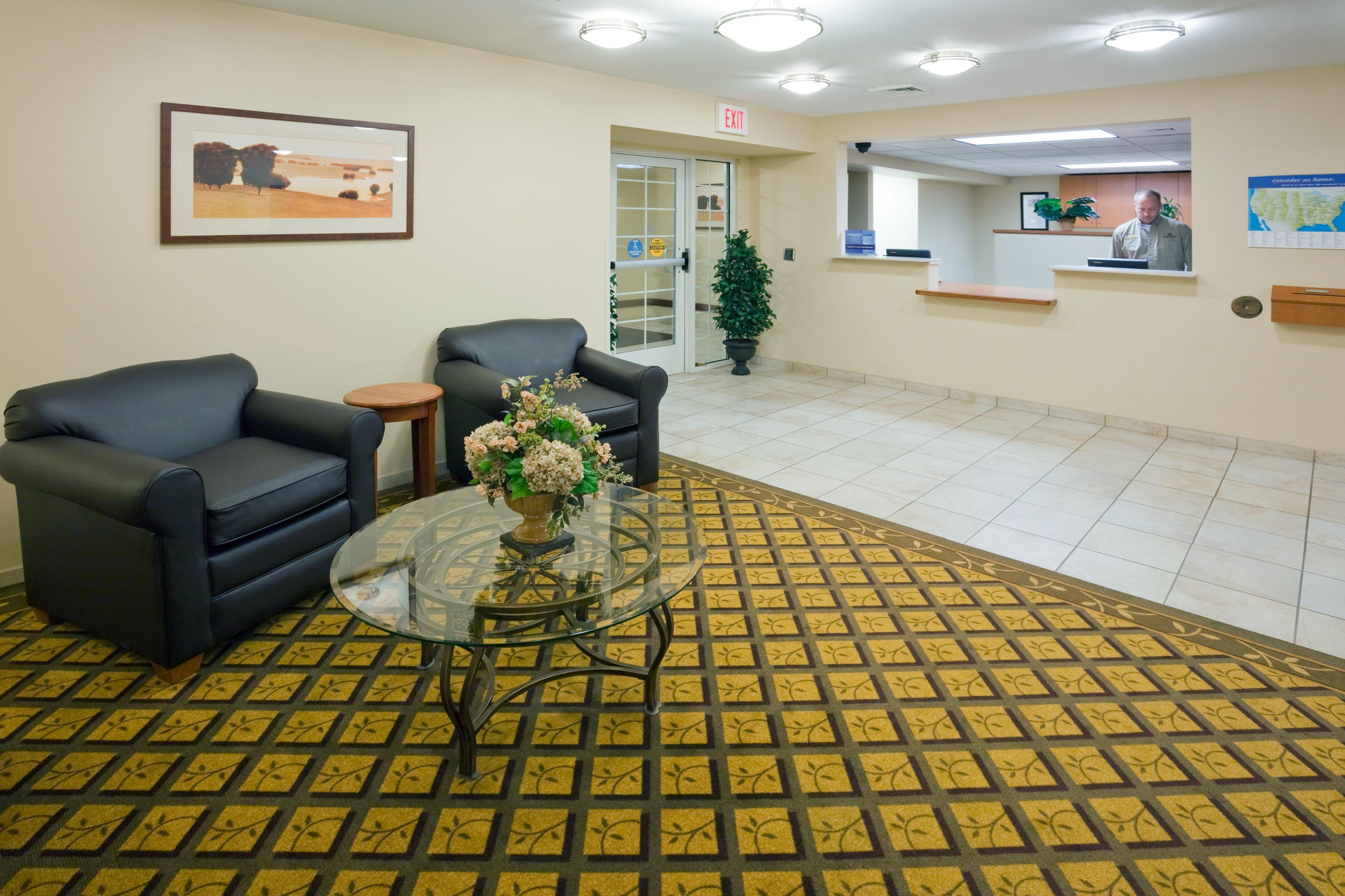 Candlewood Suites Milwaukee Brown Deer, An Ihg Hotel Интерьер фото