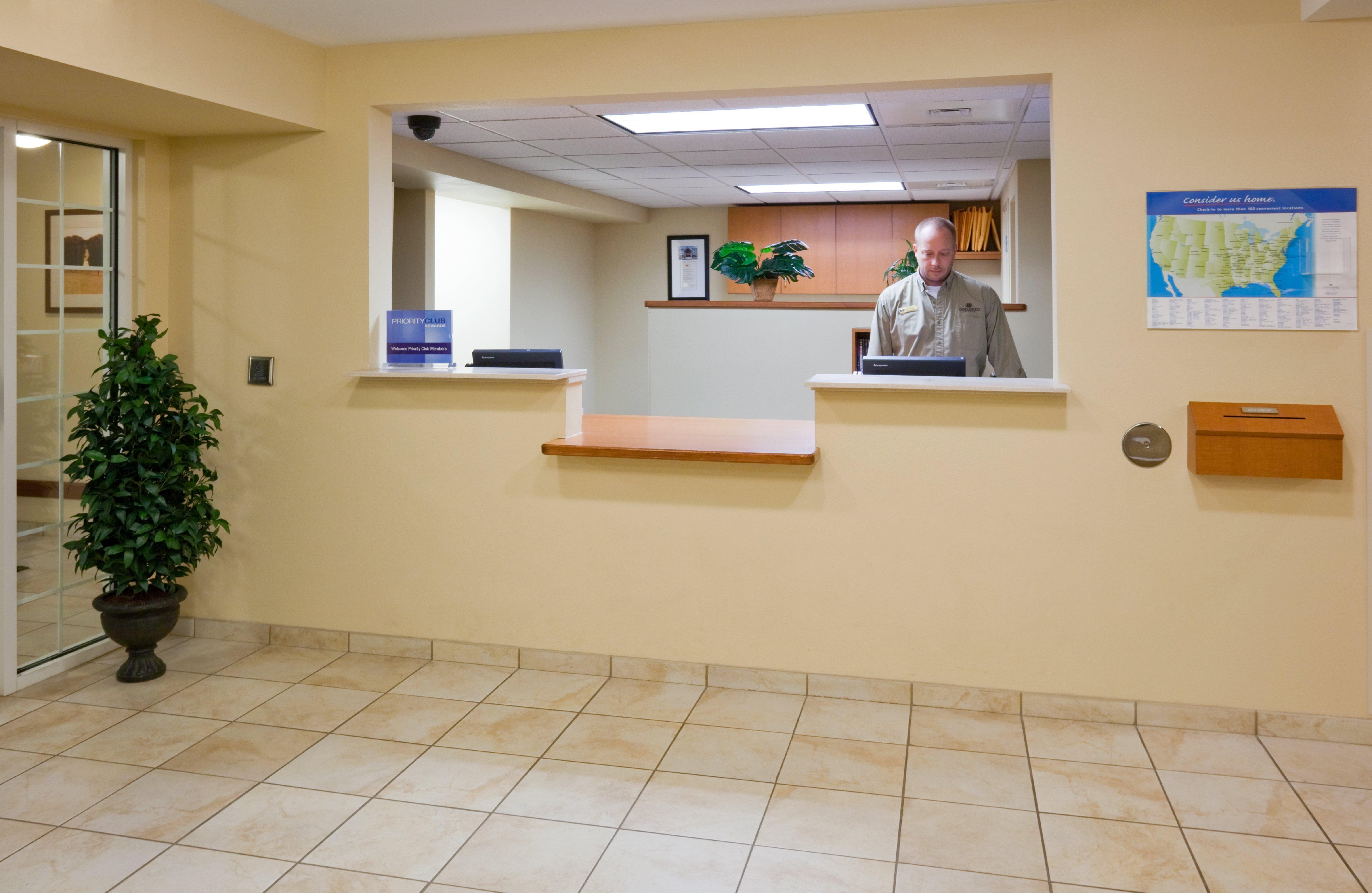 Candlewood Suites Milwaukee Brown Deer, An Ihg Hotel Интерьер фото